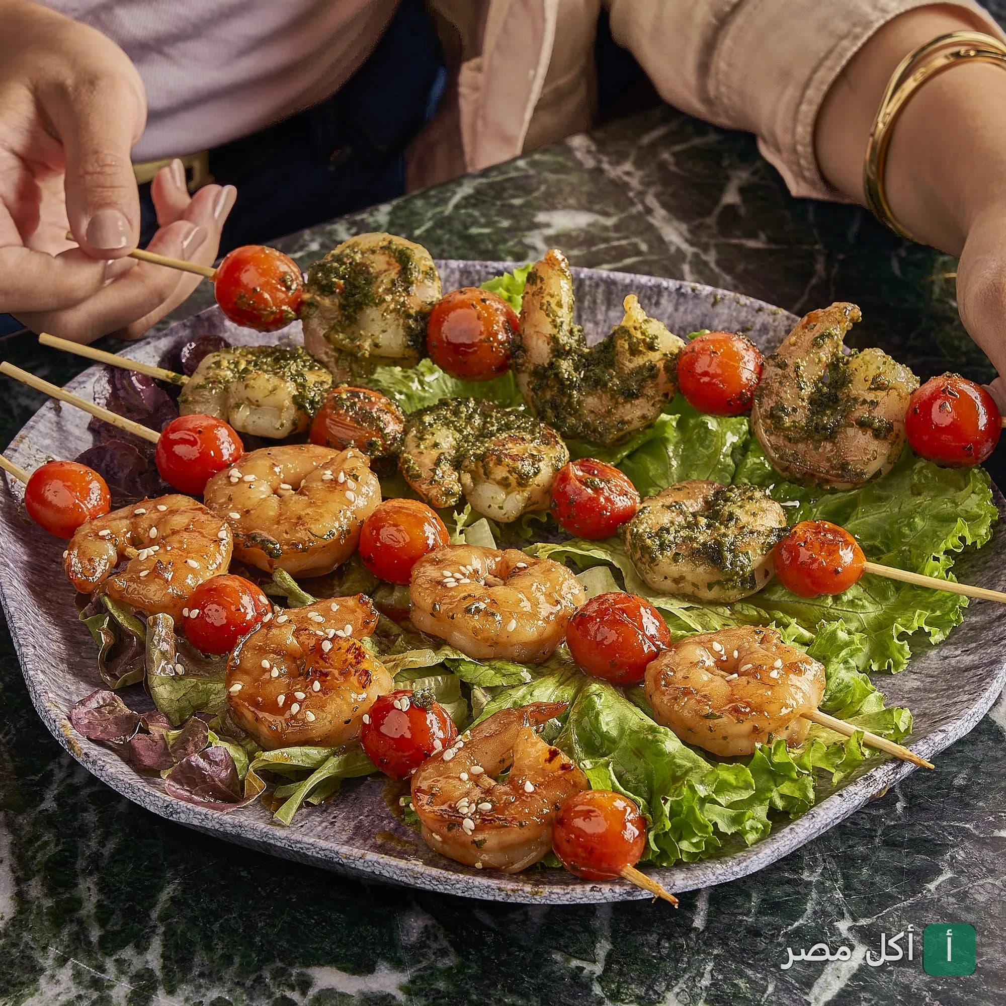 طبق أسياخ جمبري مشوي مع طماطم كرزية في مطعم شريمبك بسيدي جابر، الإسكندرية.
