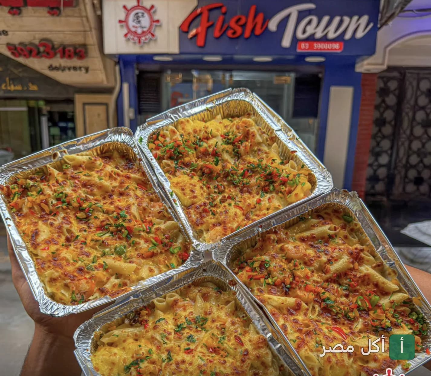 أطباق مكرونة بالجبنة والمأكولات البحرية من مطعم فيش تاون في كامب شيزار بالإسكندرية.