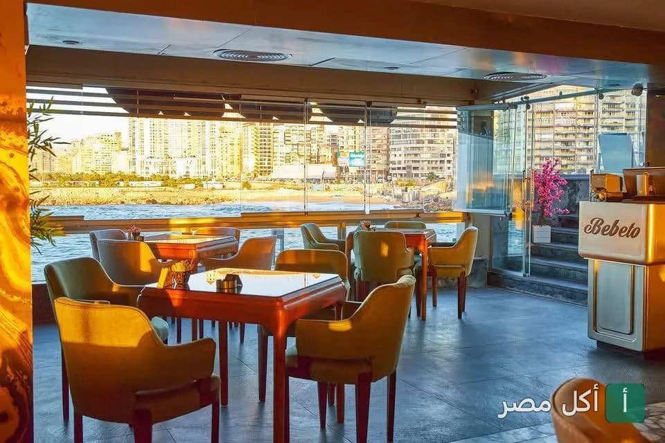 جلسة داخلية في مطعم بيبيتو برازلين اند مور بسان ستفانو بالإسكندرية مع إطلالة مباشرة على البحر.