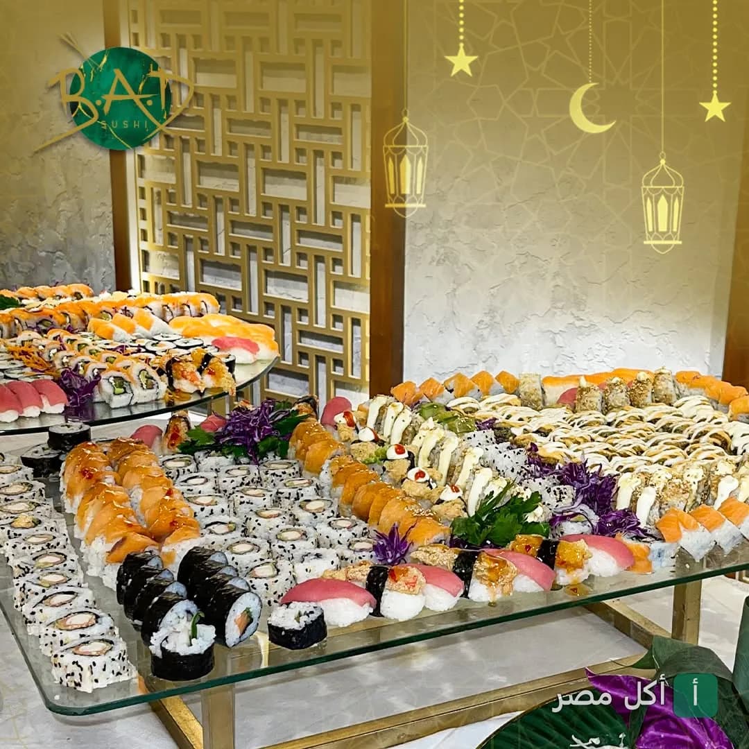 تشكيلة متنوعة من السوشي على طاولة عرض في مطعم B.A.D Sushi بالإسكندرية.