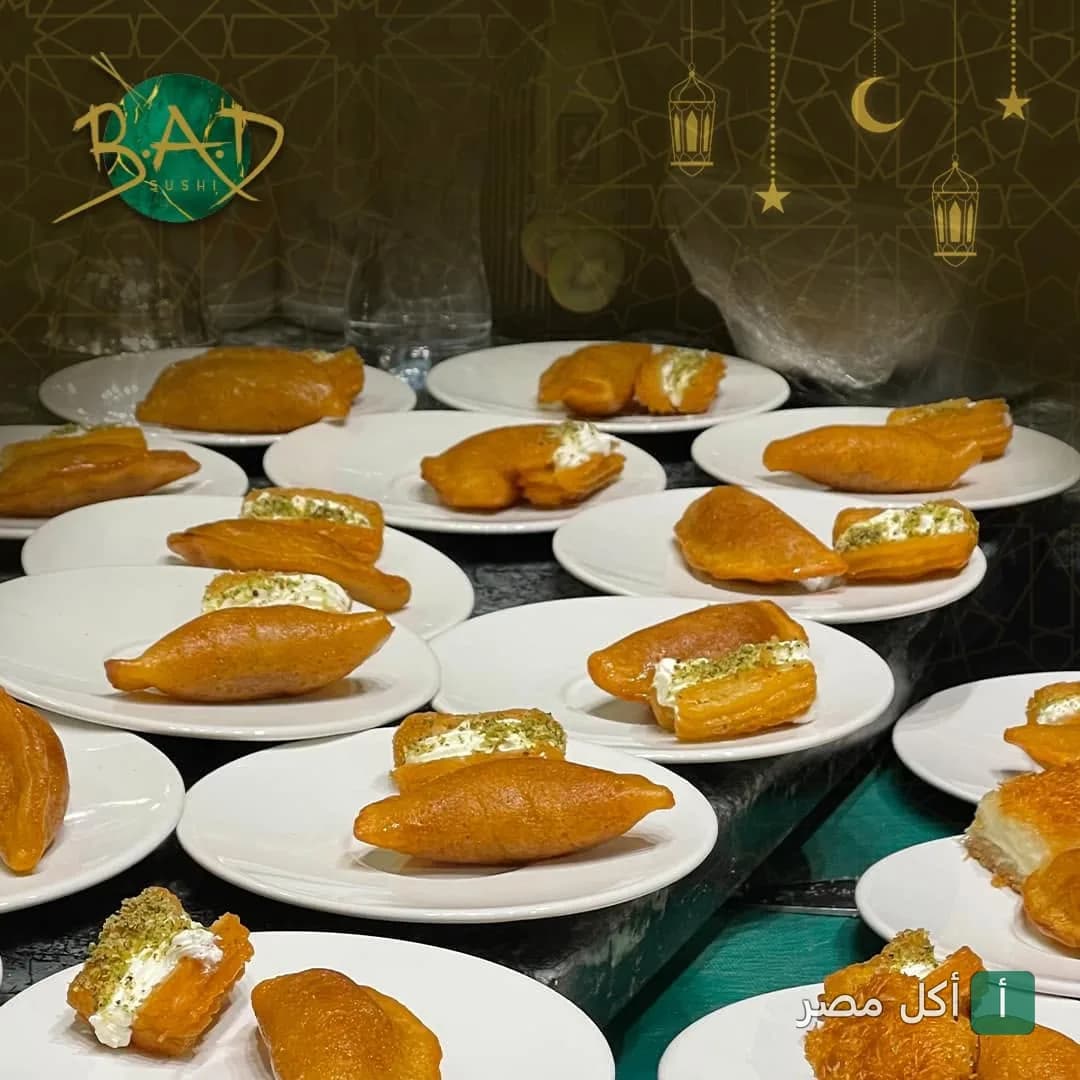 أطباق قطايف محشوة بالقشطة والفستق في مطعم B.A.D Sushi بالإسكندرية.