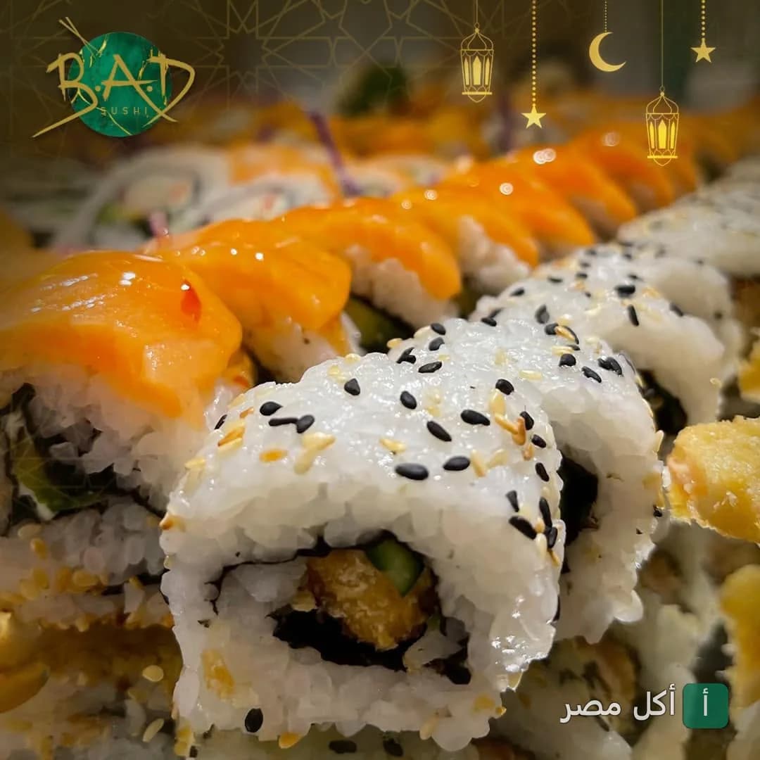 تشكيلة متنوعة من السوشي في مطعم B.A.D Sushi بالإسكندرية مع زينة رمضانية.