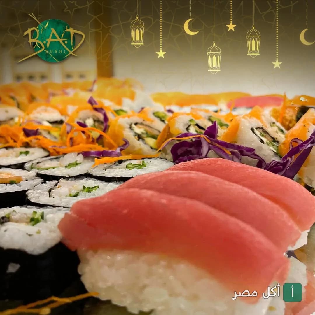 تشكيلة متنوعة من السوشي الطازج في مطعم B.A.D Sushi بالإسكندرية مع زينة رمضانية.