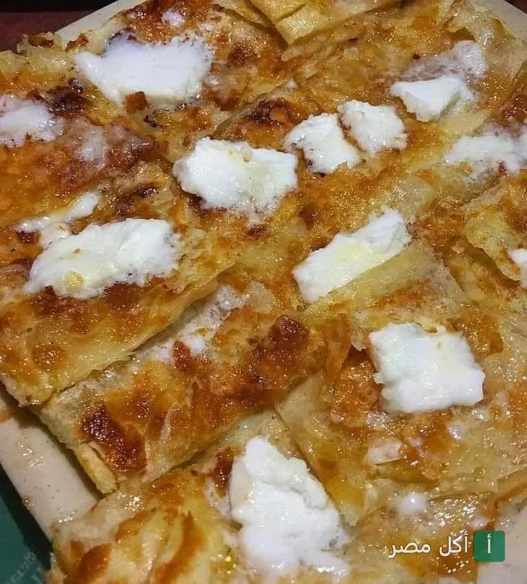 فطير مشلتت مصري محلي بقطع القشطة الطازجة من مطعم فطير القلاع في الإسكندرية