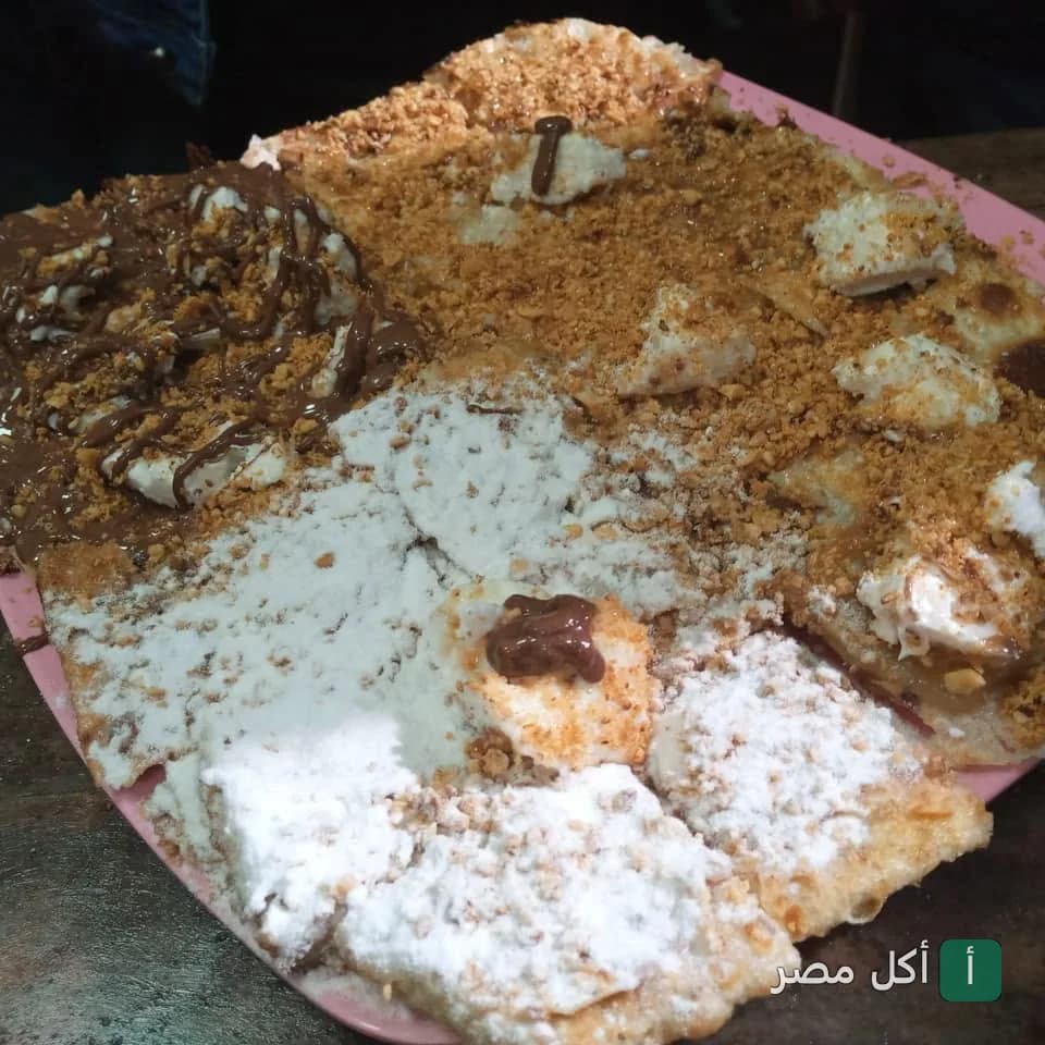 فطيرة حلوة مشكلة بالشوكولاتة والمكسرات والسكر البودرة من فطير القلاع في الإسكندرية.