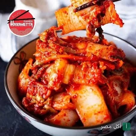 طبق كيمتشي حار في مطعم هراهيتا رامن بلوران الإسكندرية.