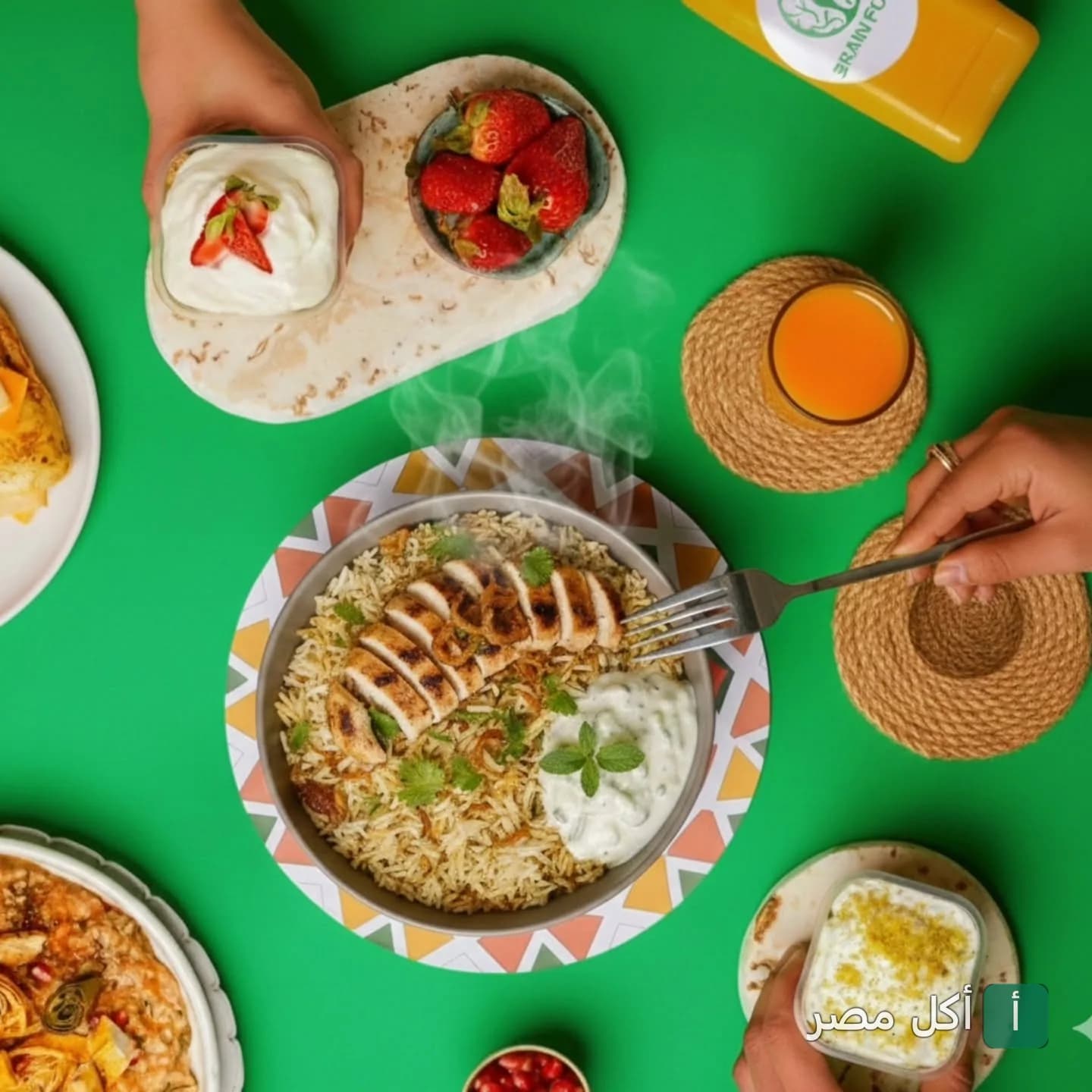 طبق أرز بالدجاج المشوي مع صوص الزبادي على طاولة طعام في مطعم برين فود بالإسكندرية.