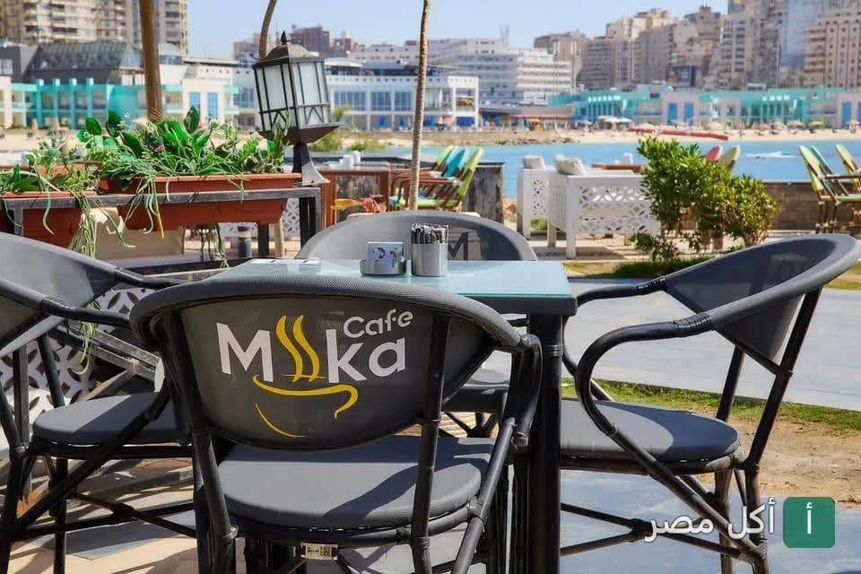 جلسة خارجية في كافيه ميكا بالإسكندرية تطل على البحر.