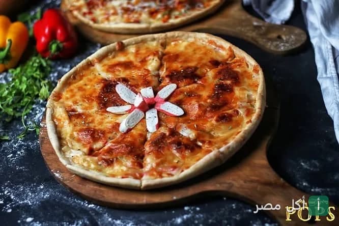 بيتزا مخبوزة طازجة على لوح خشبي في بوبس كافيه بسيدي بشر، الإسكندرية.