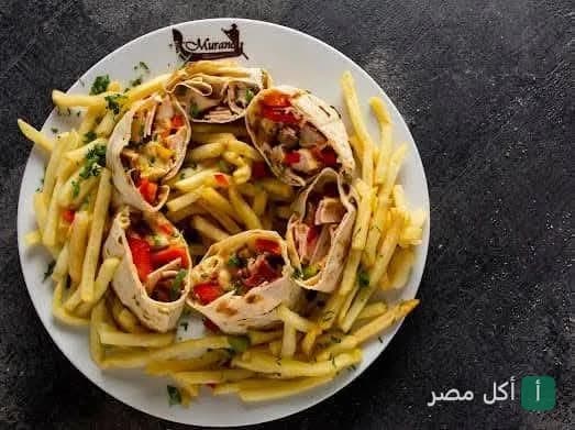 طبق شاورما دجاج مقطعة مع بطاطس محمرة في مطعم مورانو بالإسكندرية