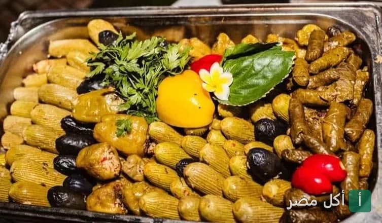صينية تقديم تحتوي على تشكيلة محاشي شرقية مثل ورق العنب والكوسا والباذنجان في مطعم سلطنة إسكندرية بمحرم بك.