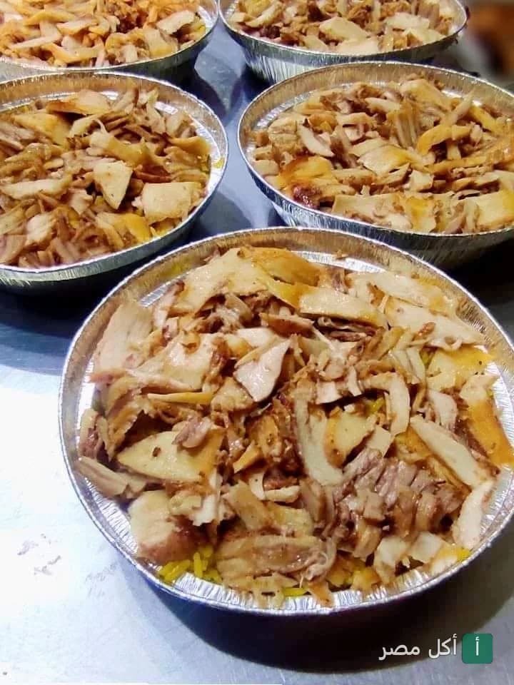 أطباق شاورما دجاج مع أرز في علب ألومنيوم من مطعم سلطنة إسكندرية بمحرم بك.