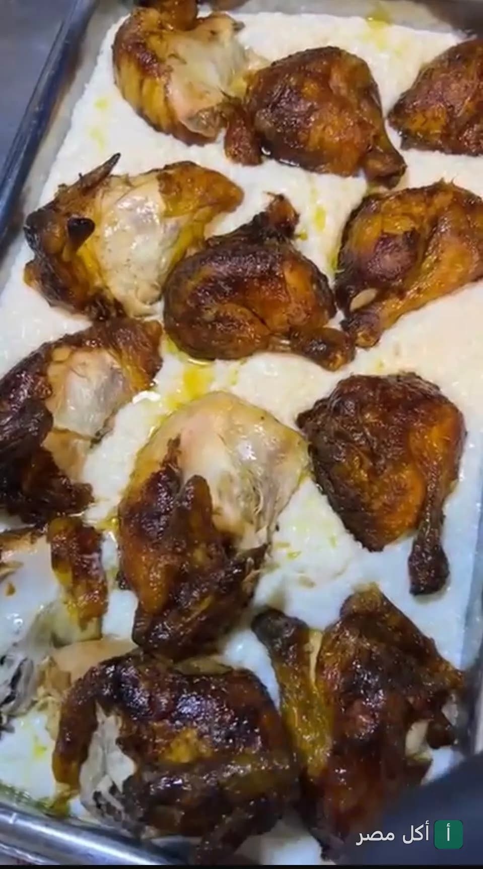 صينية دجاج مشوي محمر فوق أرز أبيض في مطعم بيت عذاري بباب شرقي