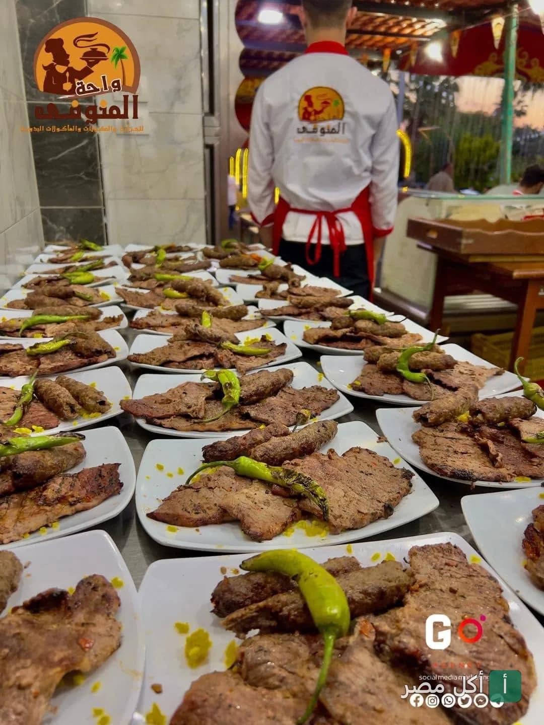 أطباق مشويات متنوعة من كفتة وريش في مطعم واحة المنوفى ببرج العرب