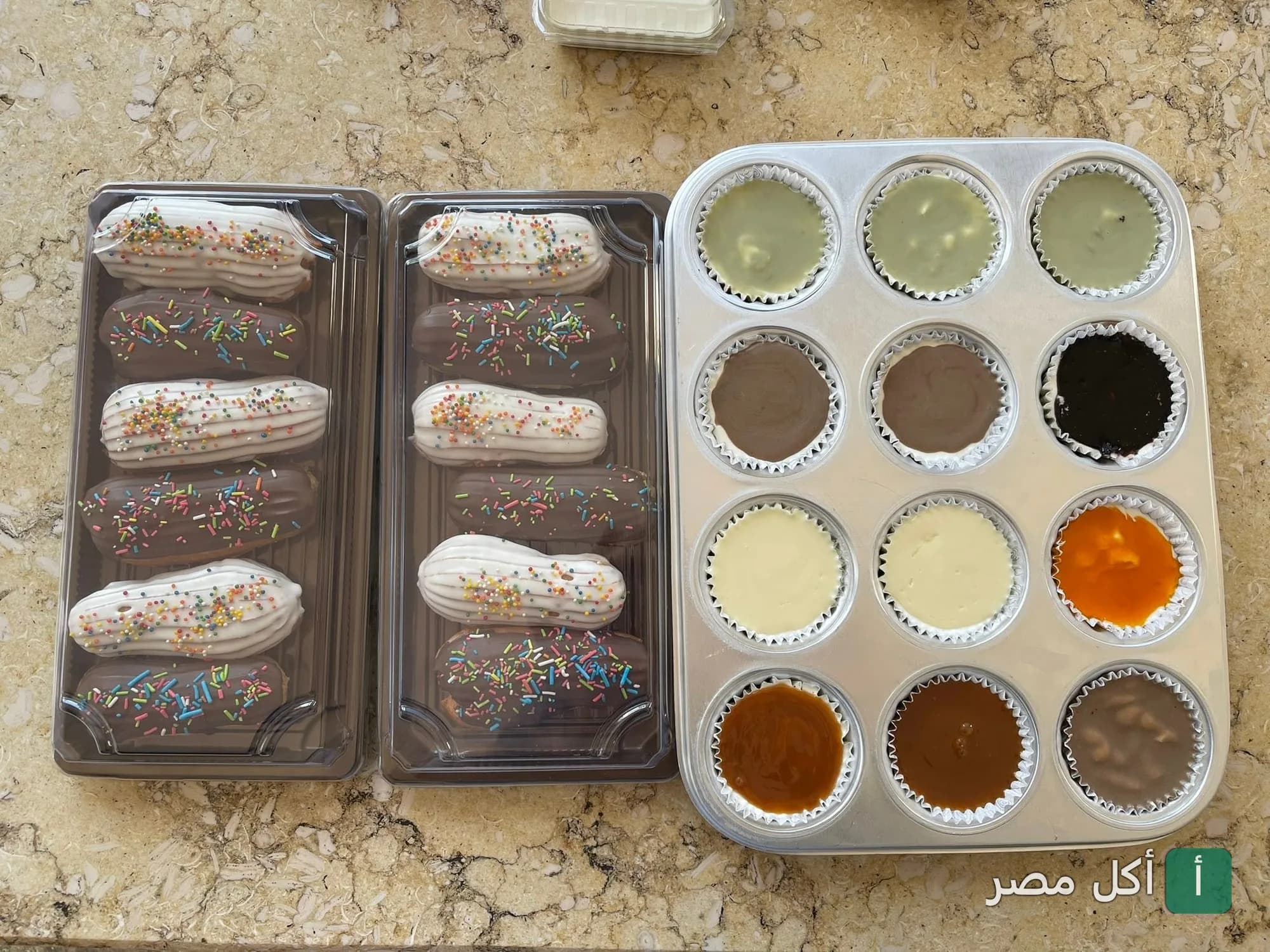 تشكيلة إكلير بالشوكولاتة والفانيليا مع صوصات متنوعة في مطعم مروش ببرج العرب.