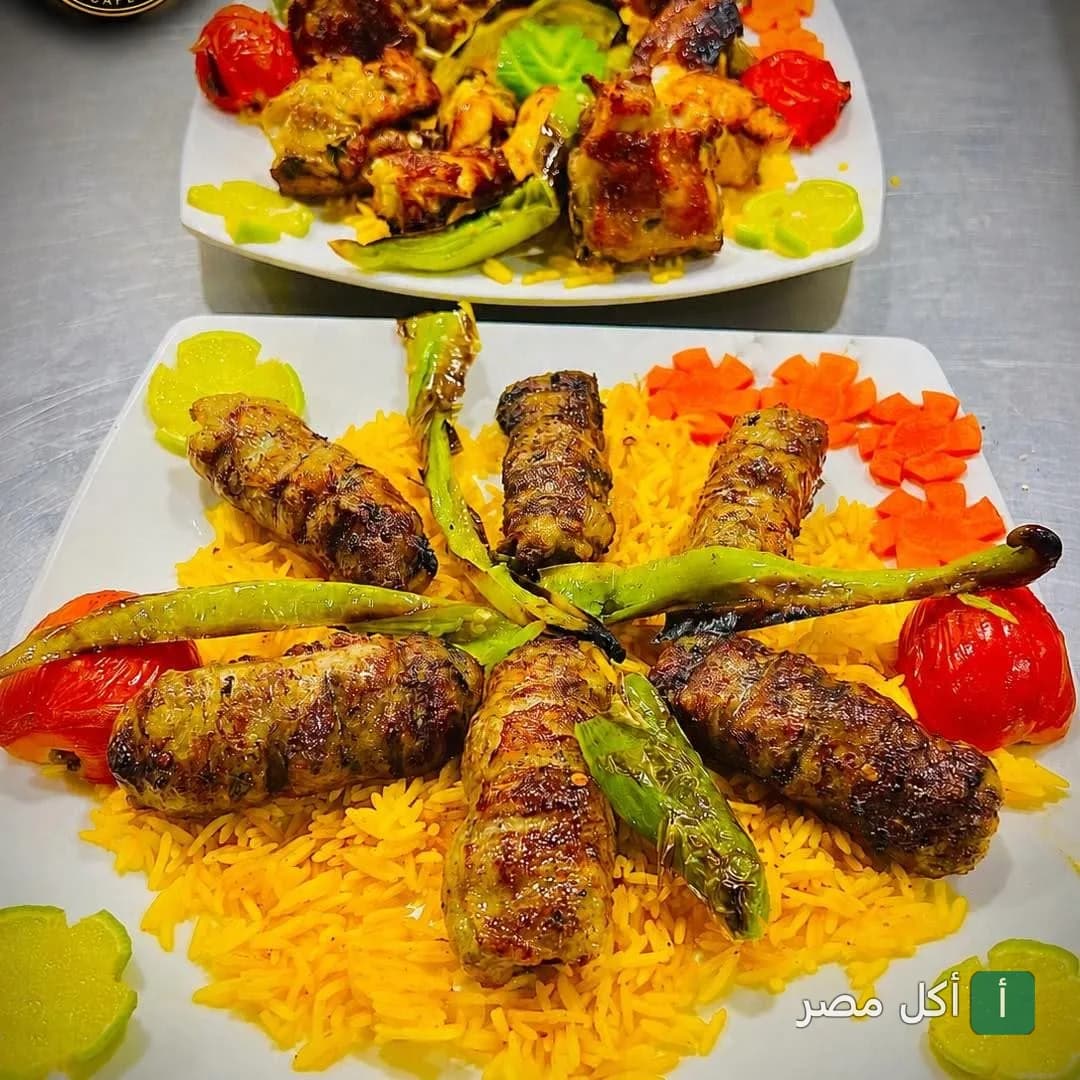أطباق كفتة مشوية مع أرز أصفر وخضروات في مطعم عظيمة ببرج العرب.