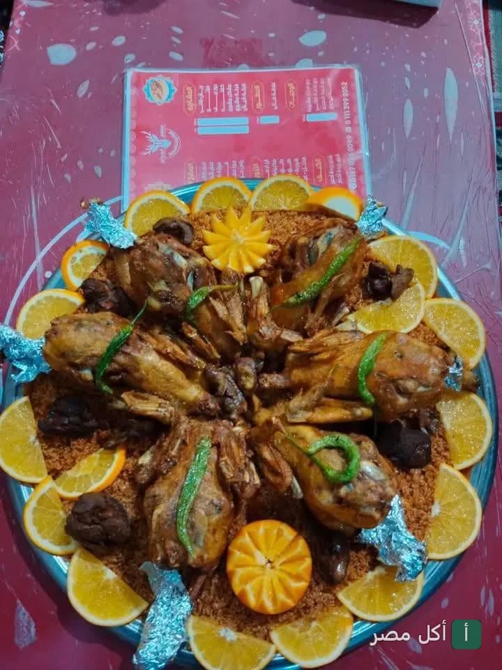طبق أرز بدوي مزين بالدجاج المشوي وشرائح البرتقال في مطعم الشيف عطية أبو واعر ببرج العرب.