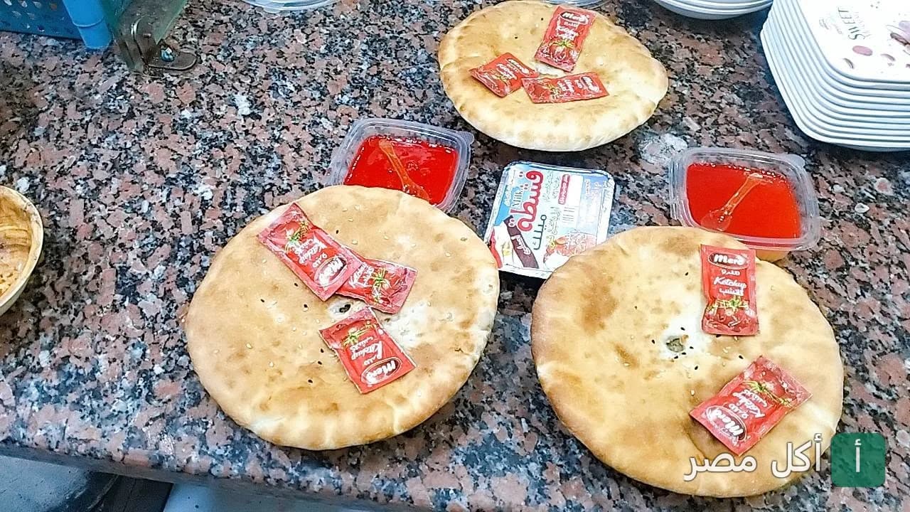 وجبات حواوشي مغلفة مع أكياس كاتشب وعلب صوص في مطعم نجوم التحرير ببرج العرب