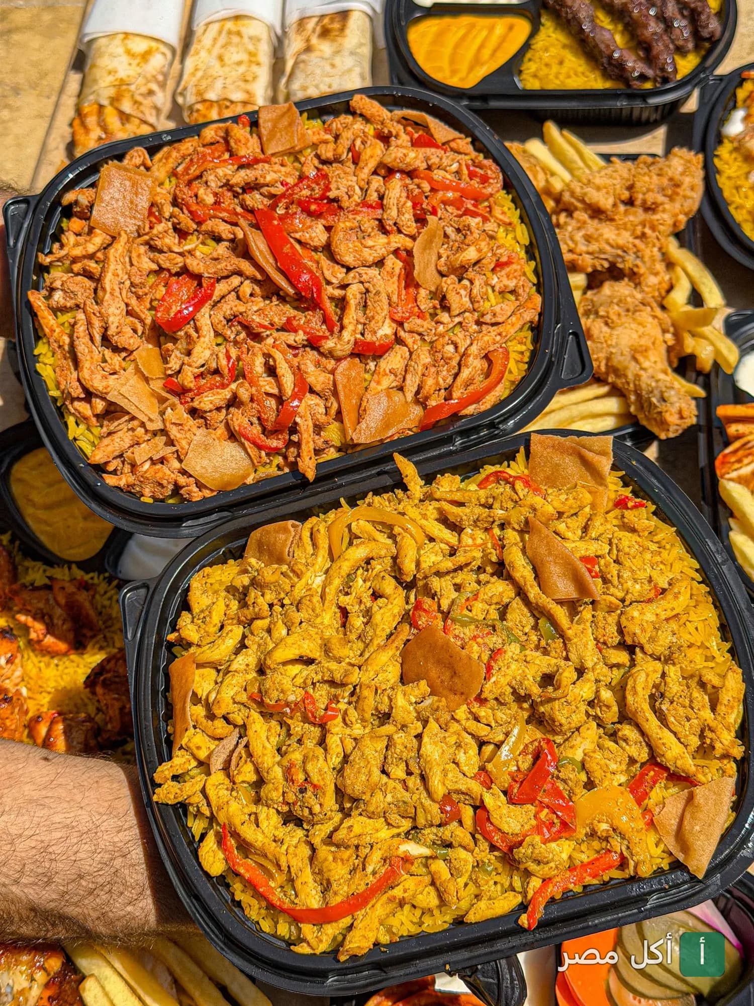 وجبات شاورما دجاج مع أرز أصفر وخبز محمص من مطعم شام فود في برج العرب.