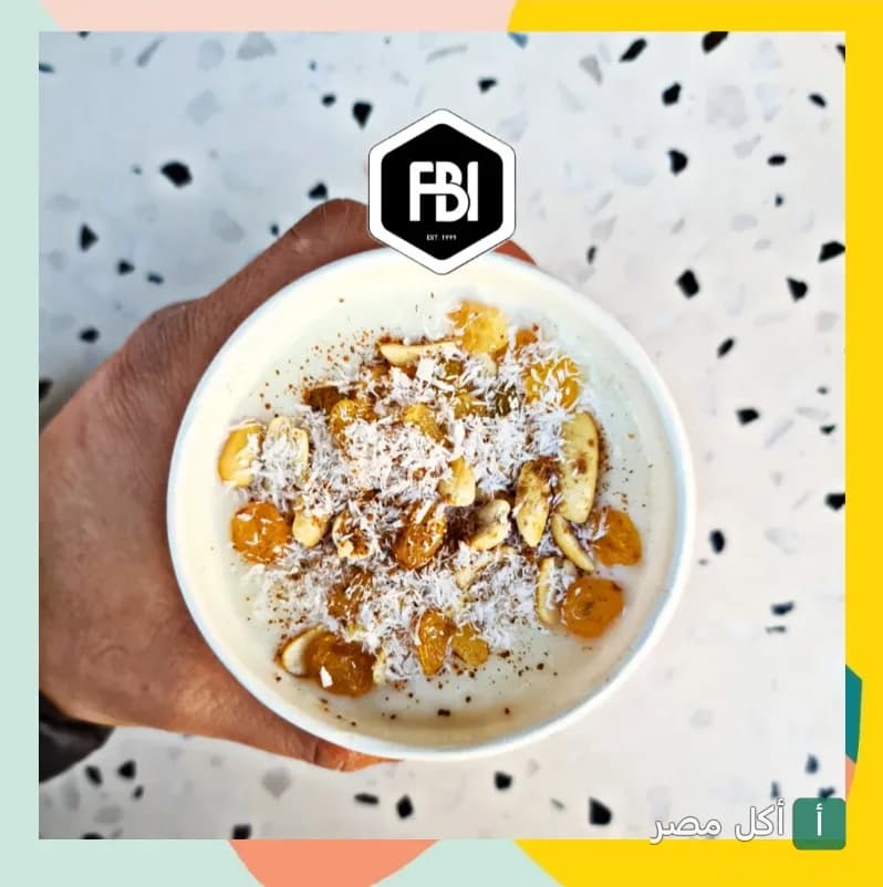 طبق أرز باللبن مزين بالمكسرات وجوز الهند في FBI Cafe ببرج العرب.