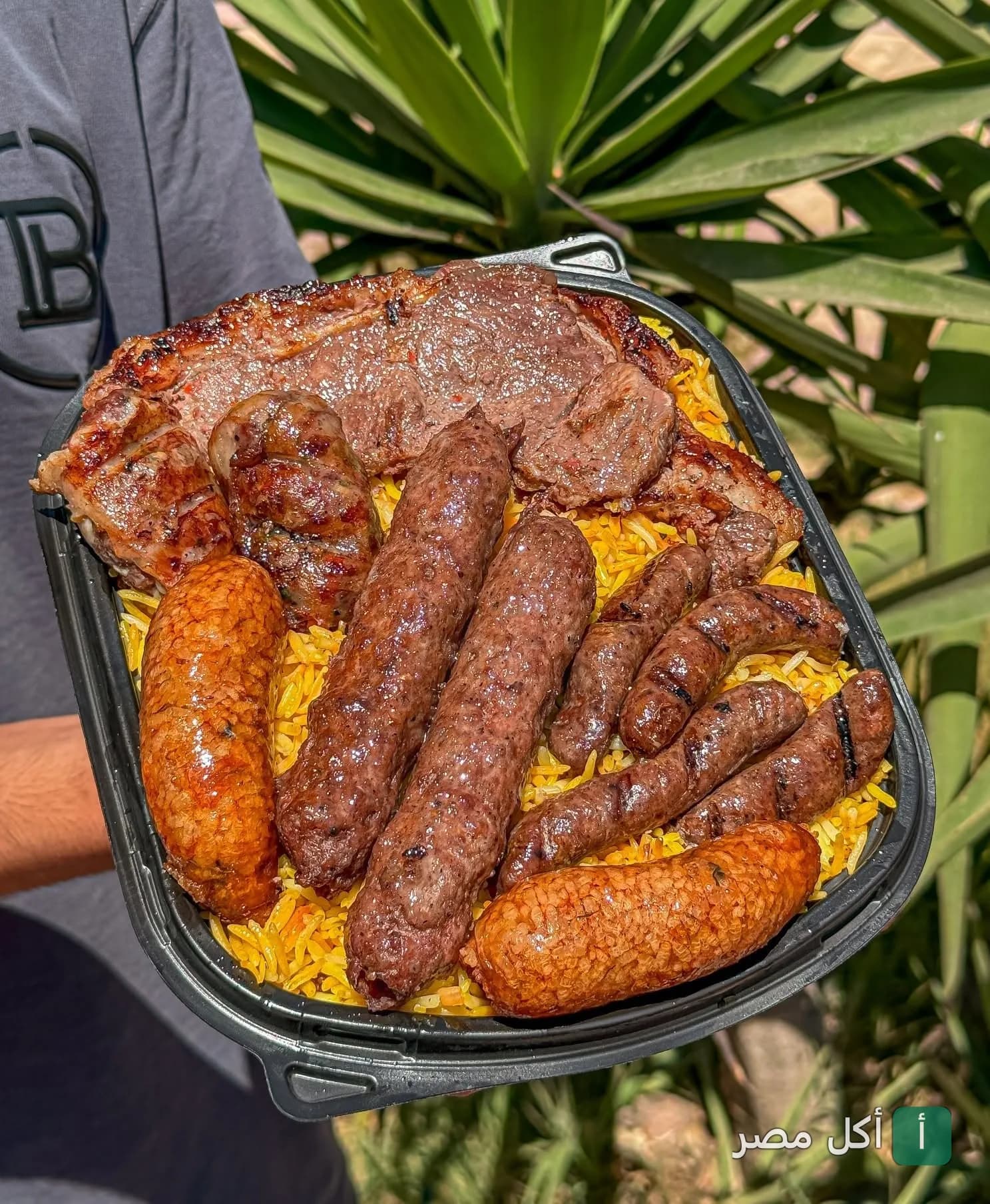 طبق مشويات مشكل من مطعم حضرموت في كرموز، يحتوي على كفتة وقطع لحم وأرز شرقي.