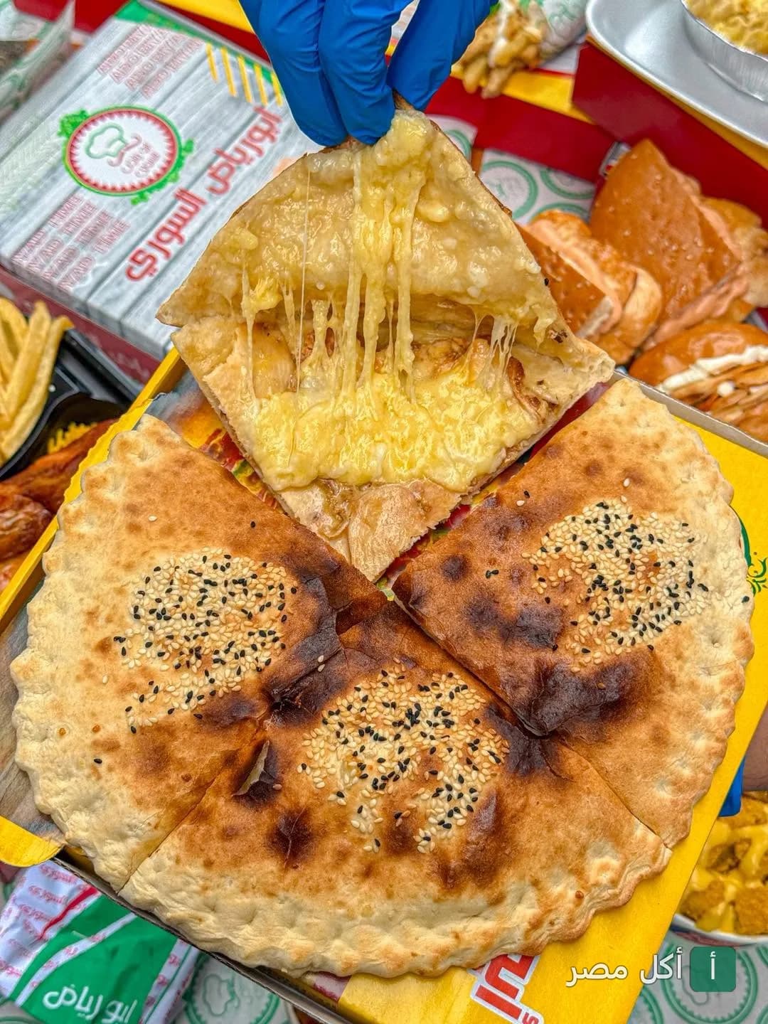 فطيرة سورية محشوة بالجبنة السايحة من مطعم ابو رياض السوري في كرموز