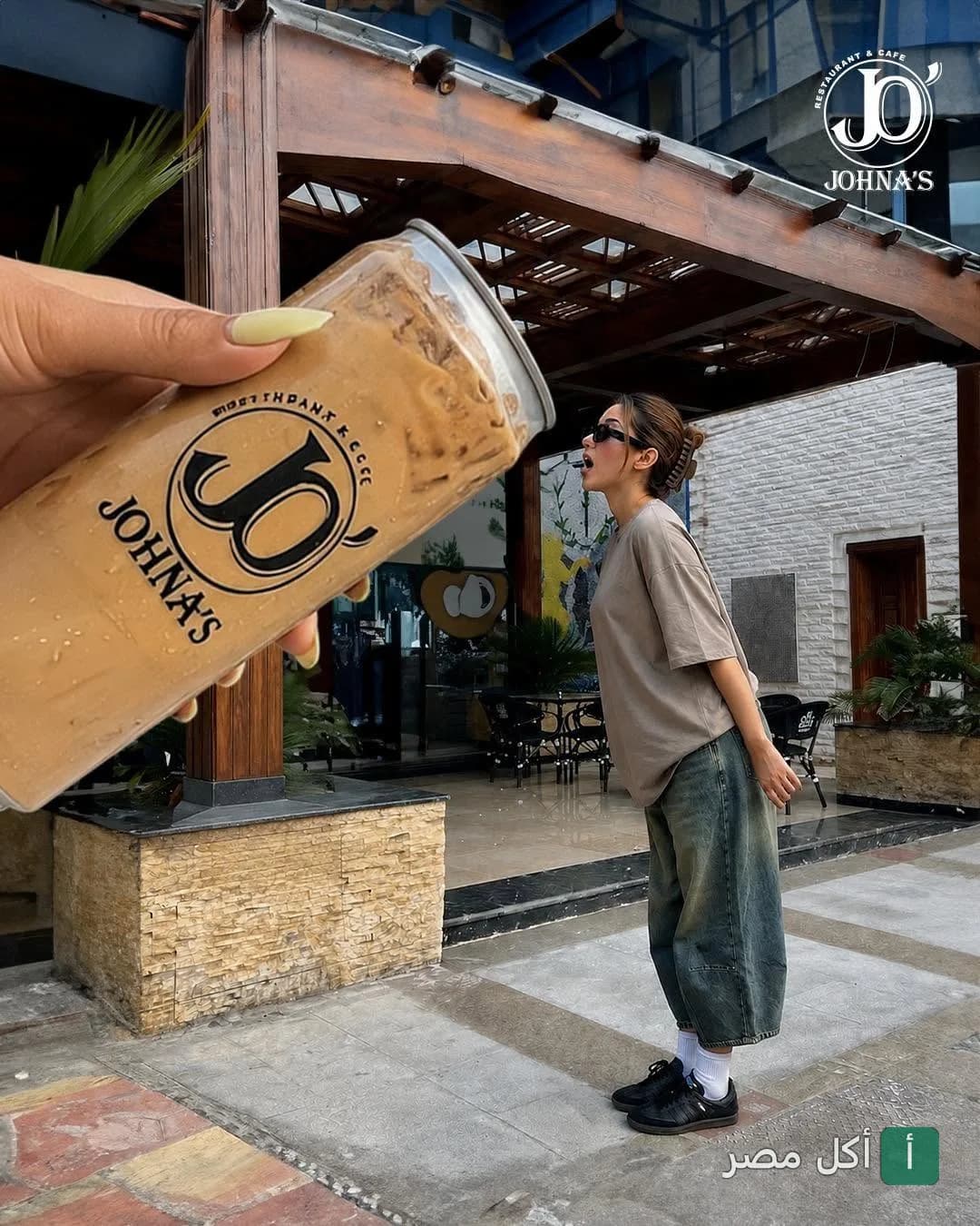 زبونة بتشرب قهوة مثلجة في جوناز كافيه بالإسكندرية