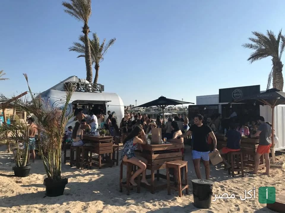 جلسات خارجية على الشاطئ في مطعم برجر جرين بلازا بالإسكندرية.