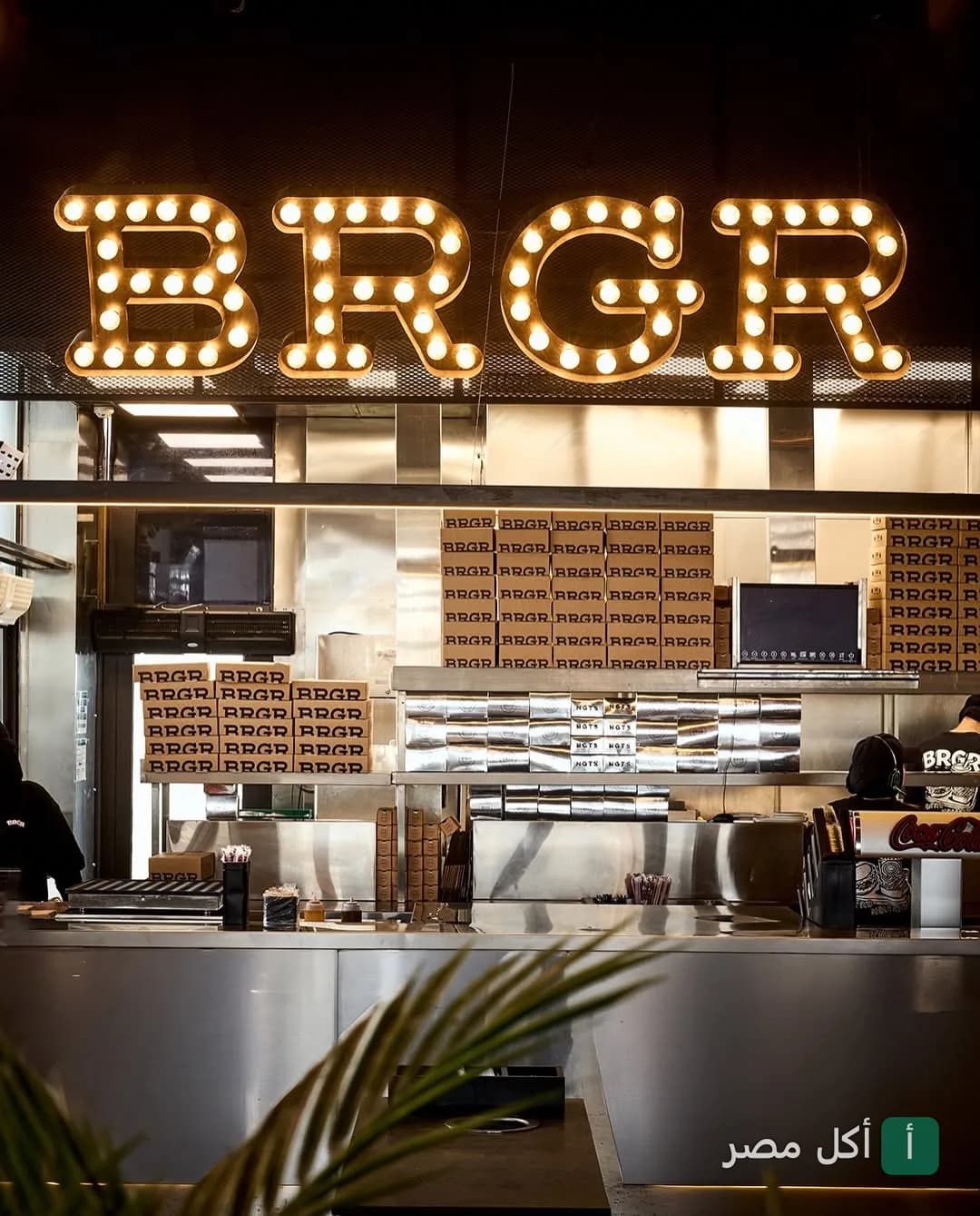 لافتة مضيئة باسم BRGR فوق كاونتر مطعم برجر جرين بلازا في سيدي جابر بالإسكندرية.
