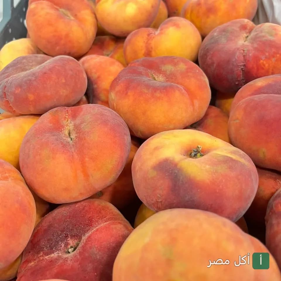 مجموعة من الخوخ المسطح الطازج في ماسا إيجيبت للعصائر بكرموز.