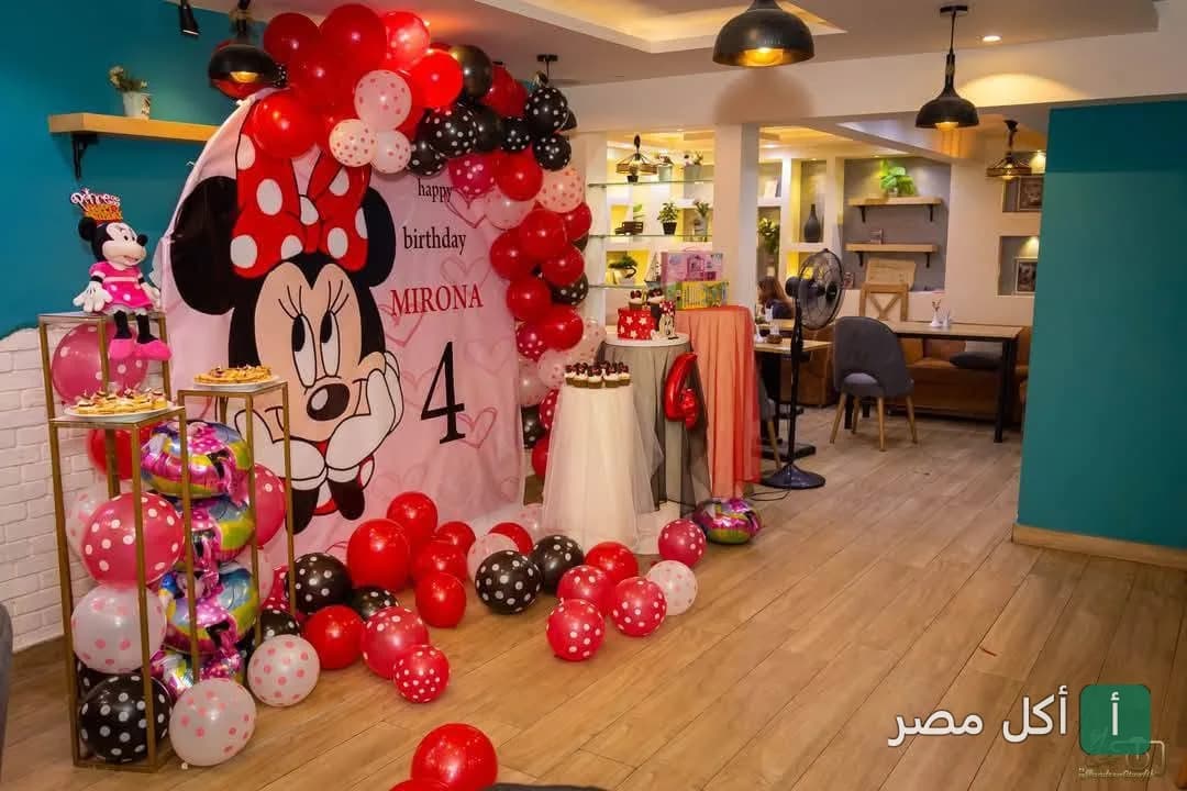 ديكور عيد ميلاد بطابع ميني ماوس في كافيه مومنتي بالإسكندرية