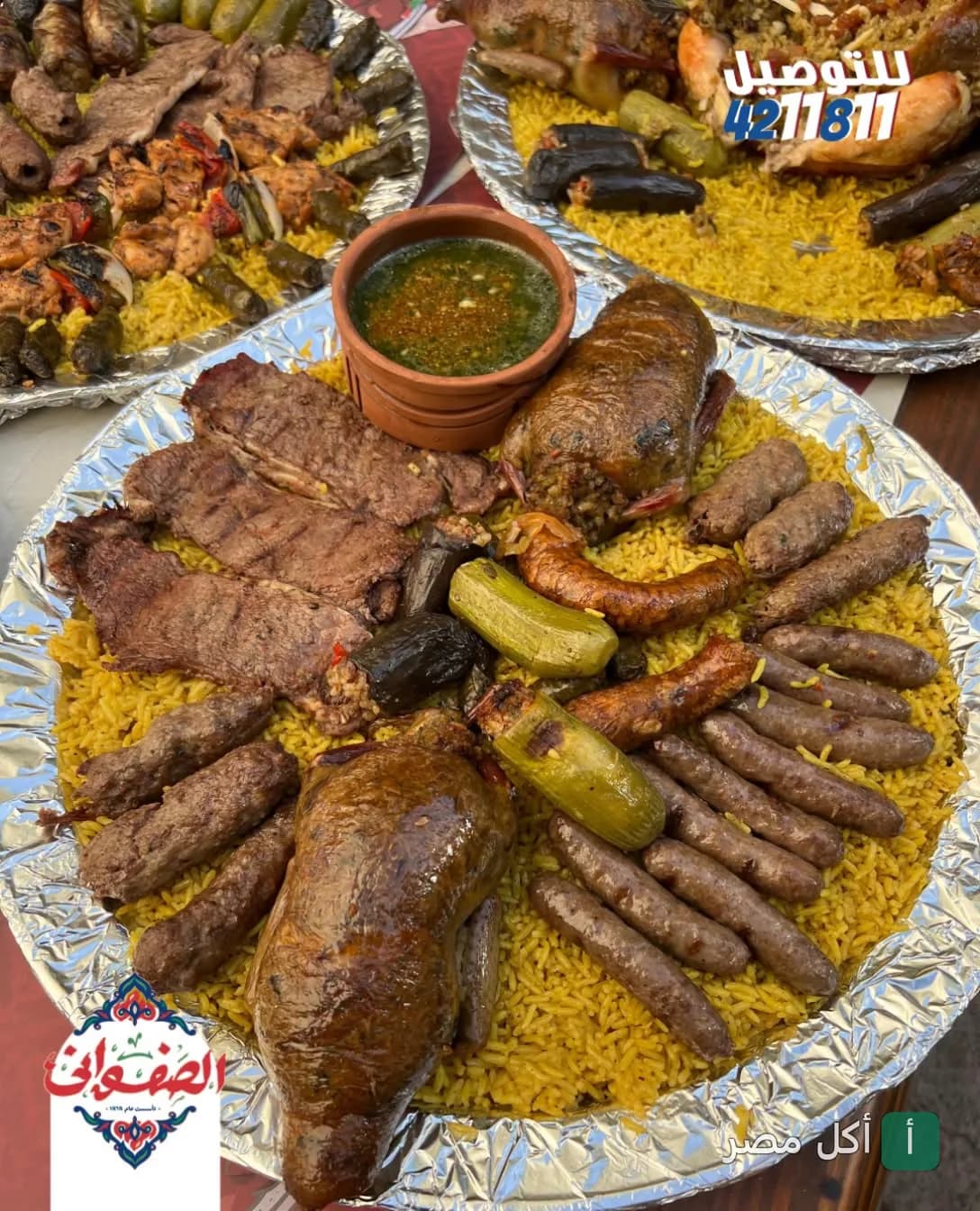 صينية مشاوي مشكلة من مطعم الصفواني بكرموز، تضم حمام محشي، كفتة، وشرائح لحم مع أرز ومحاشي.
