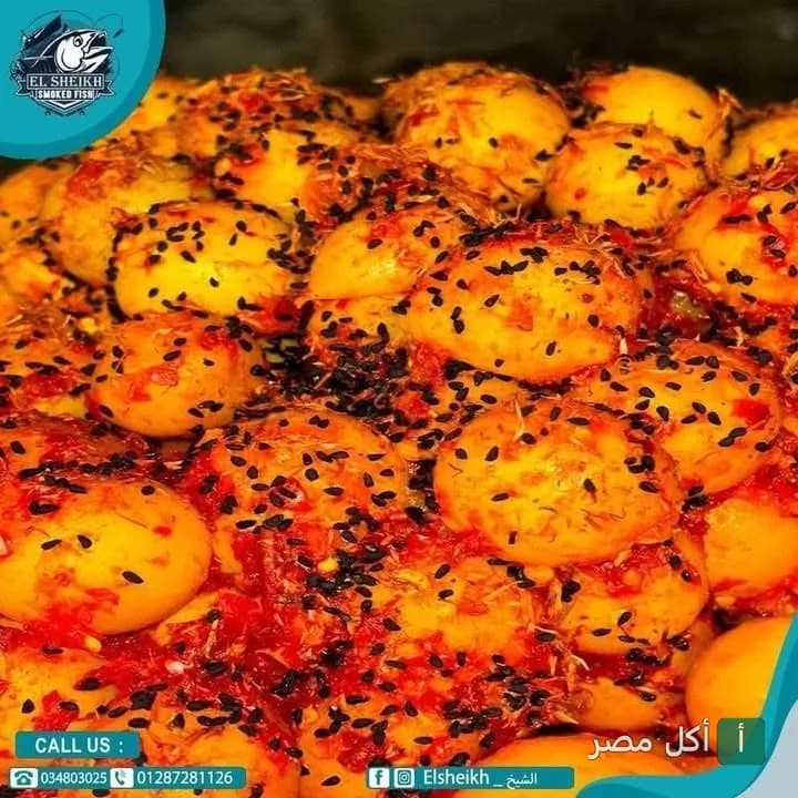 طبق بيض مسلوق ومحمر بصلصة الطماطم وحبة البركة من مطعم فسيح الشيخ بالإسكندرية.