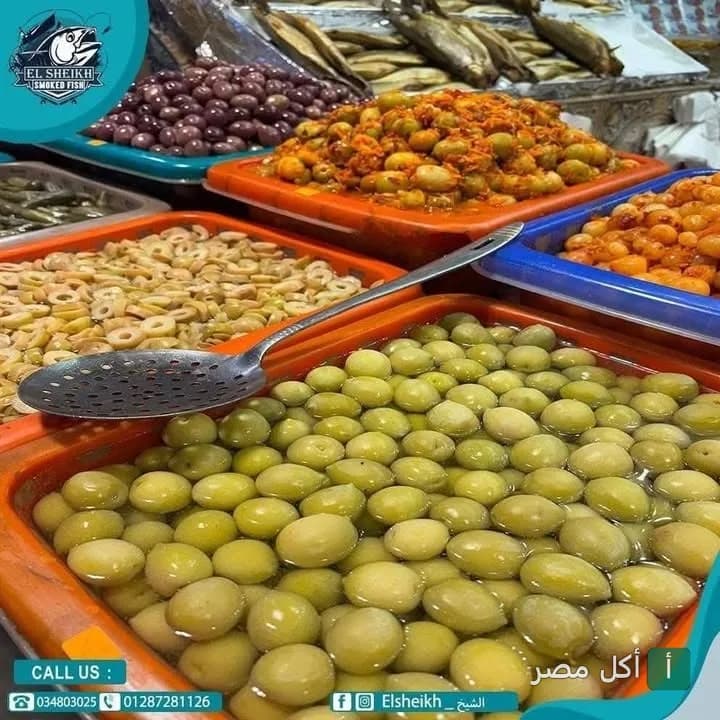 تشكيلة متنوعة من الزيتون المخلل والمملح في أطباق عرض بمطعم فسيح الشيخ في مينا البصل بالإسكندرية.