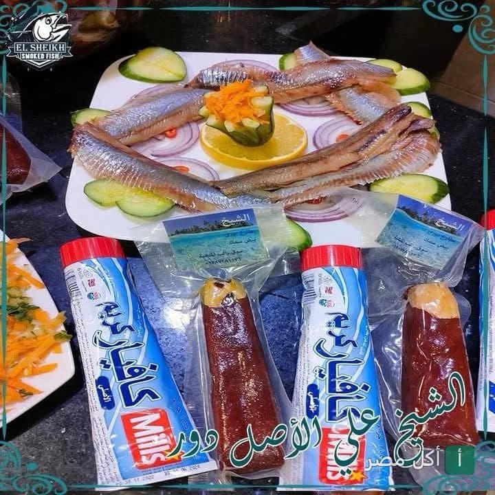 طبق فسيخ مخلي مزين بالخيار والبصل والليمون في مطعم فسيح الشيخ بالإسكندرية.