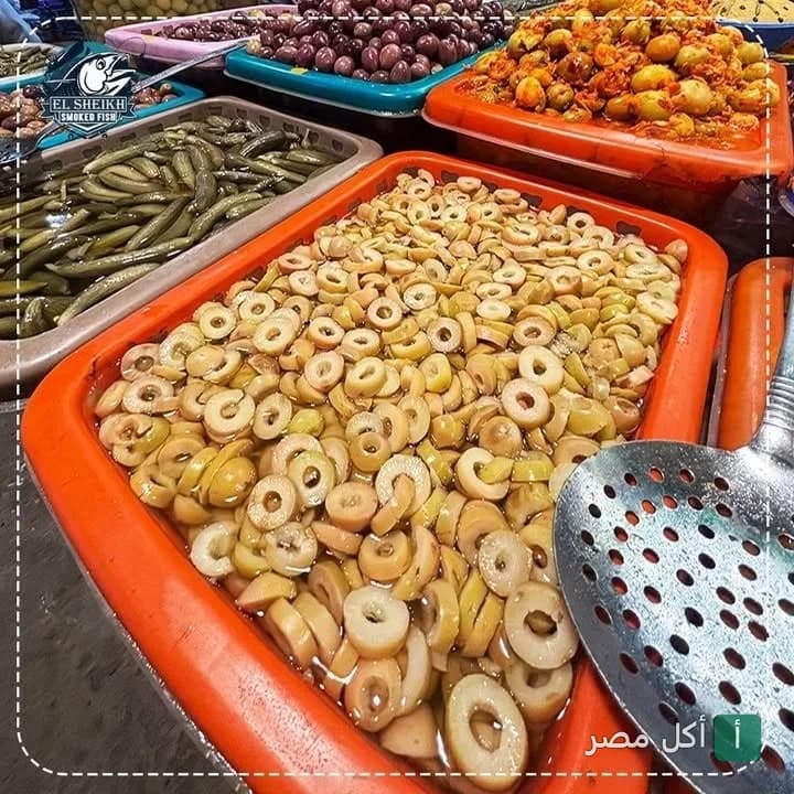تشكيلة مخللات وزيتون متنوع في مطعم فسيح الشيخ بالإسكندرية.