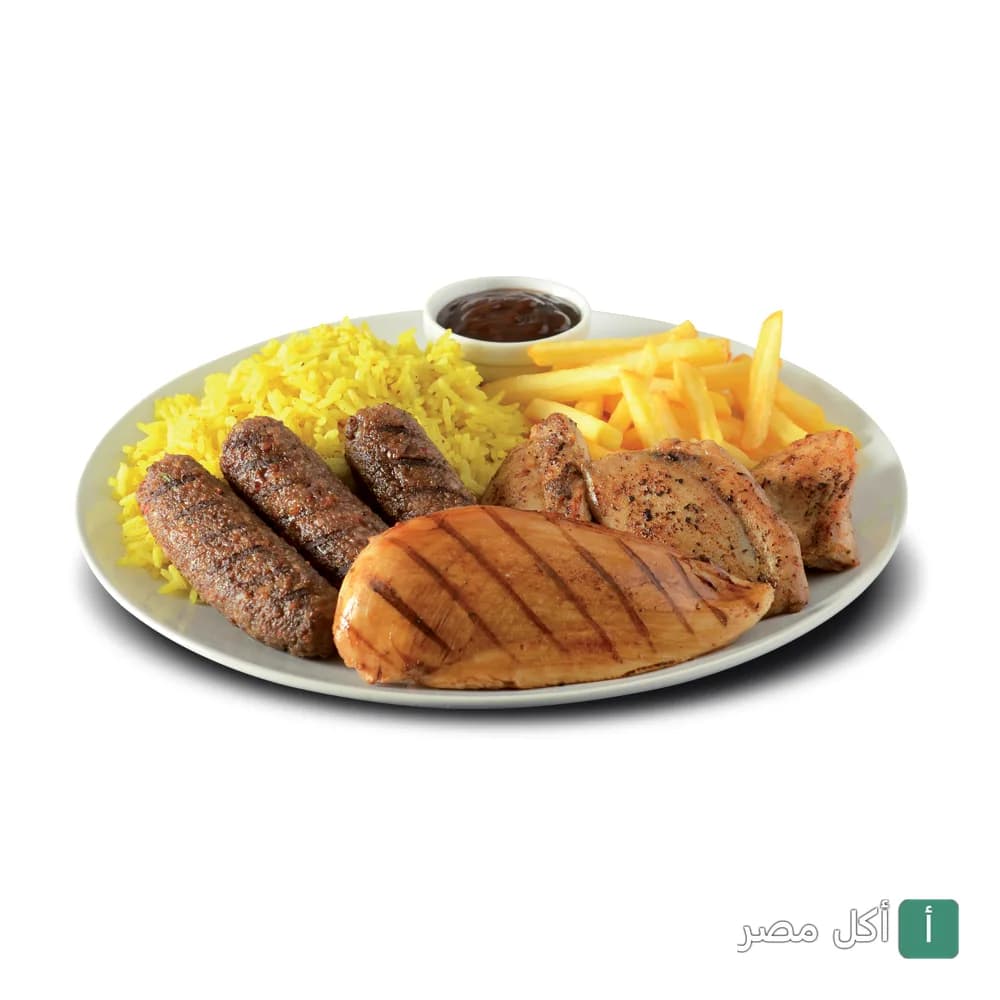 طبق مشويات من مطعم مؤمن في مينا البصل يضم كفتة ودجاج مشوي مع أرز أصفر وبطاطس محمرة وصوص.
