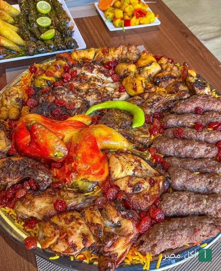صينية مشاوي مشكلة تضم دجاج مشوي وكفتة على أرز في مطعم قلعة المشويات بمينا البصل.