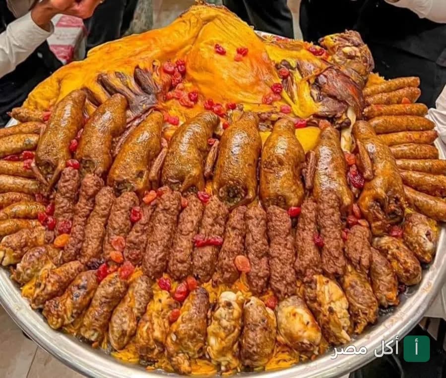 صينية مشويات كبيرة من مطعم قلعة المشويات في مينا البصل، تضم بط محمر وكفتة وأرز.