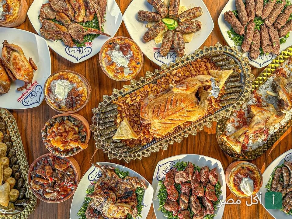 مائدة عامرة بأطباق المشويات المصرية المتنوعة من مطعم السلطان في الورديان بالإسكندرية.