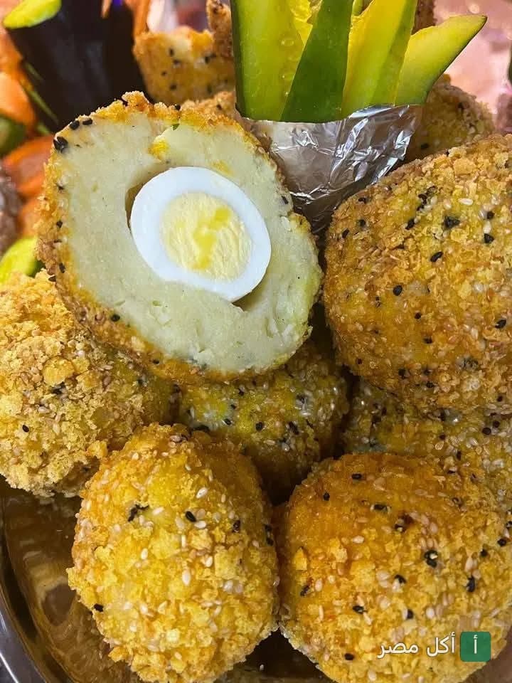 طبق كرات البطاطس المقلية المحشوة بالبيض المسلوق من مطعم النزاوي بمينا البصل.