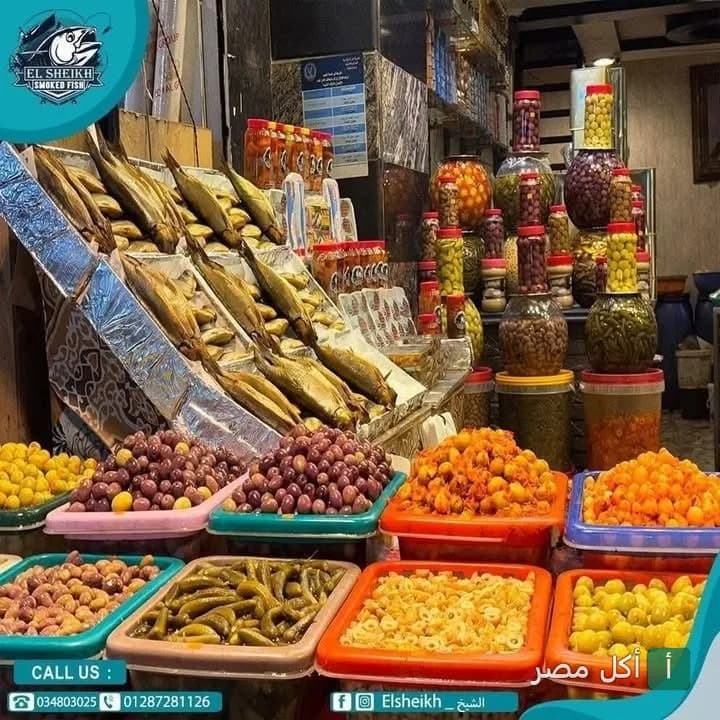 عرض متنوع من الأسماك المدخنة والمخللات في مطعم الشيخ بمينا البصل.