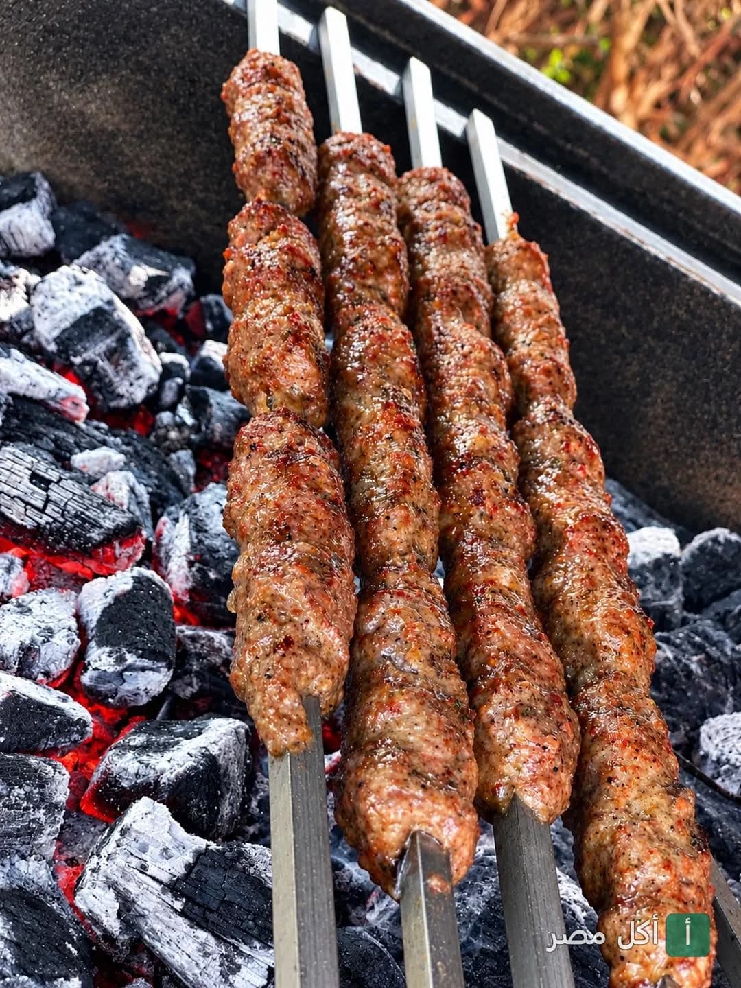 أسياخ كفتة مشوية على الفحم في مطعم كشرى عزوز بمينا البصل.