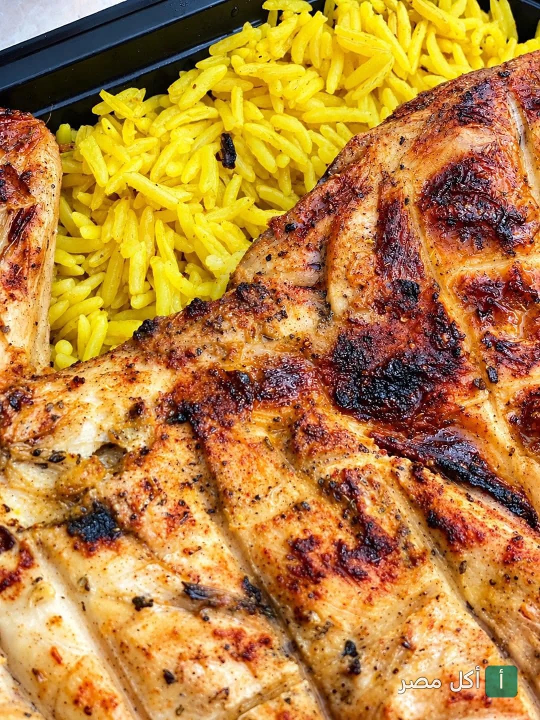 دجاج مشوي مع أرز أصفر في كشري عزوز بمينا البصل.