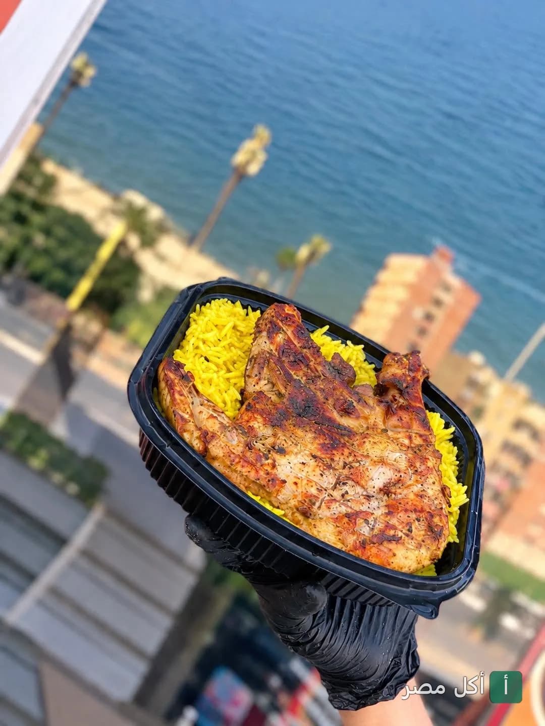 وجبة دجاج مشوي مع أرز أصفر في علبة تيك أواي من كشري عزوز بمينا البصل.