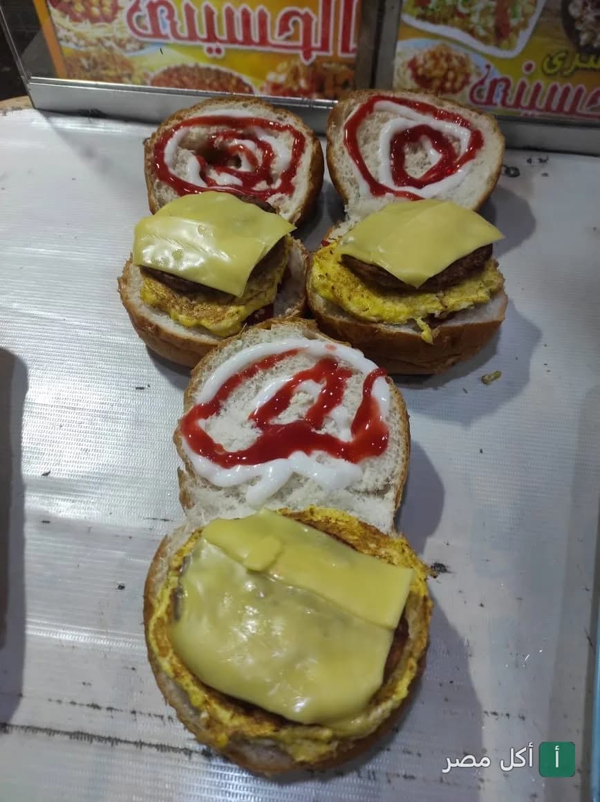 ساندوتشات برجر بالجبنة والبيض مع صوص الكاتشب والمايونيز في مطعم كشري الحسيني بمينا البصل.