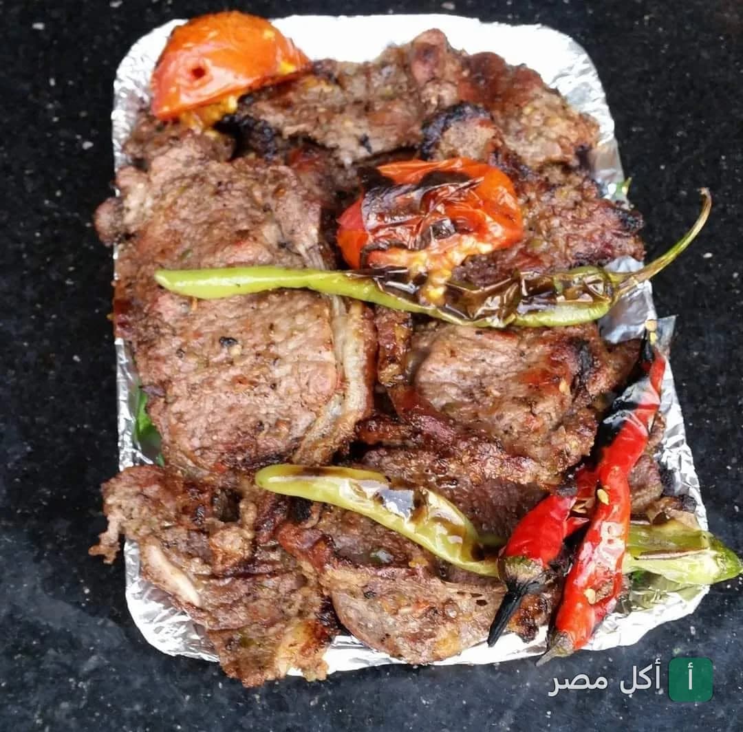 طبق مشاوي لحم مع طماطم وفلفل مشوي في كافيه سلطنة المتراس بمينا البصل.