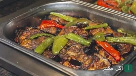 طبق باذنجان مقلي بالفلفل الملون في كافيه سلطنة المتراس بمينا البصل