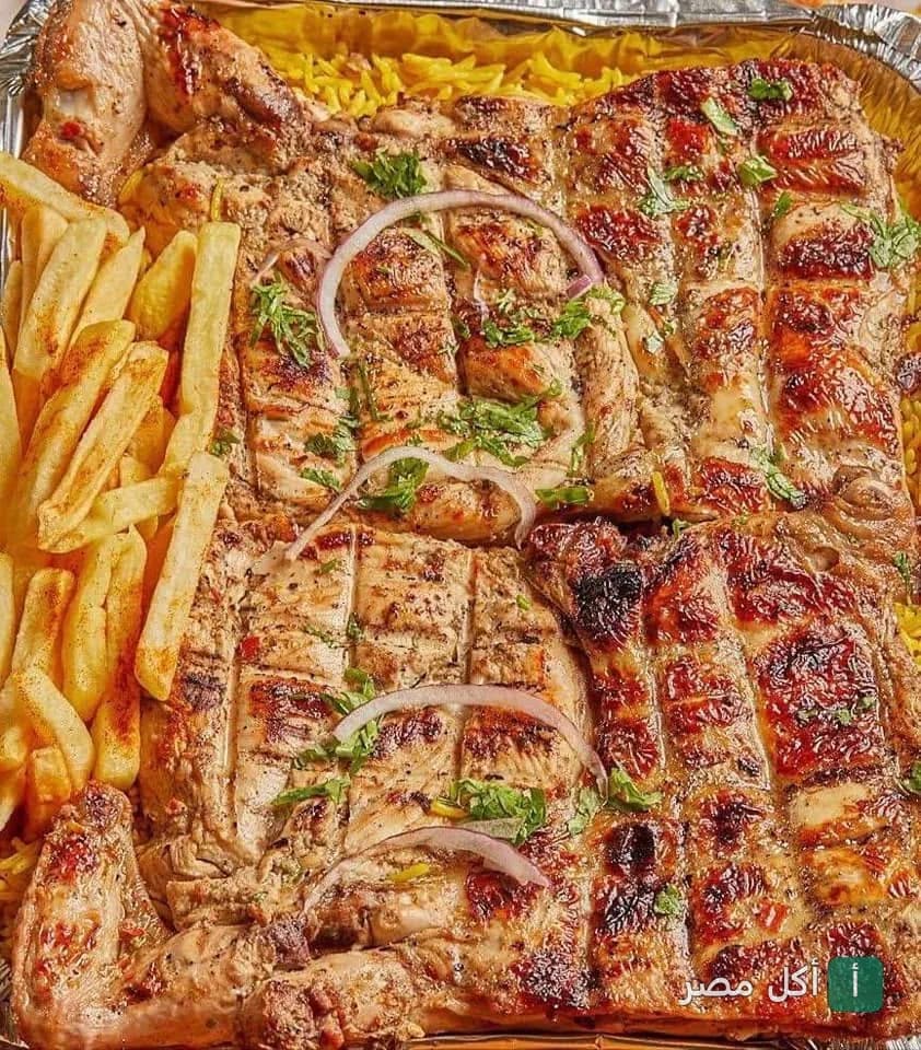 وجبة دجاج مشوي على الفحم مع أرز أصفر وبطاطس محمرة من كافيه سلطنة المتراس في مينا البصل.