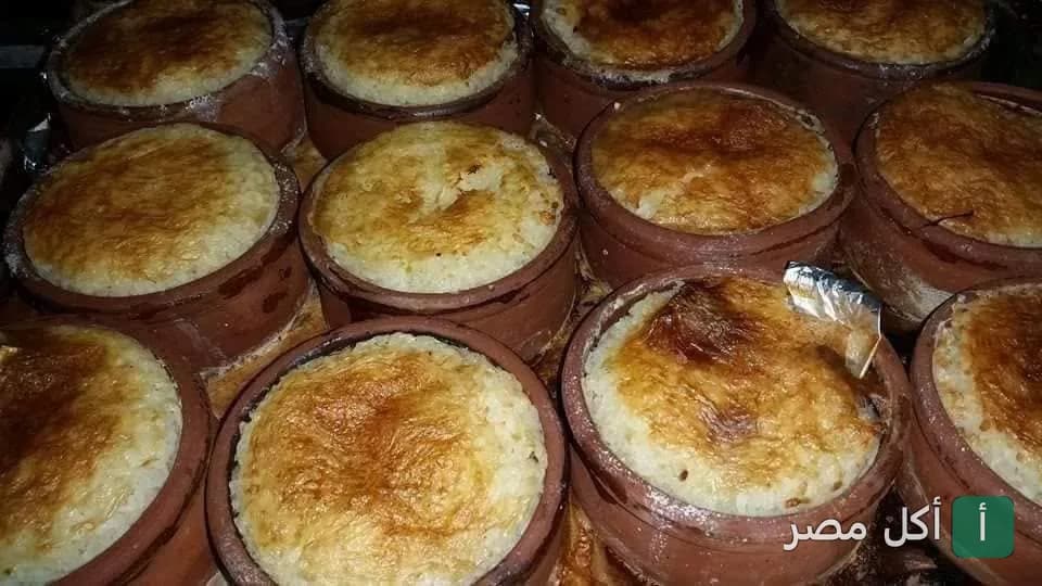 طواجن أرز معمر محمرة في كافيه سلطنة المتراس بمينا البصل.